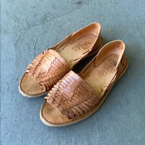Leather huarachess size 7
